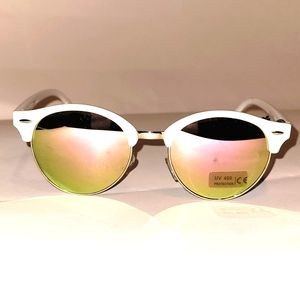 Uv protection white MOthe.od pearl pattern mirriored shades w/gold accents